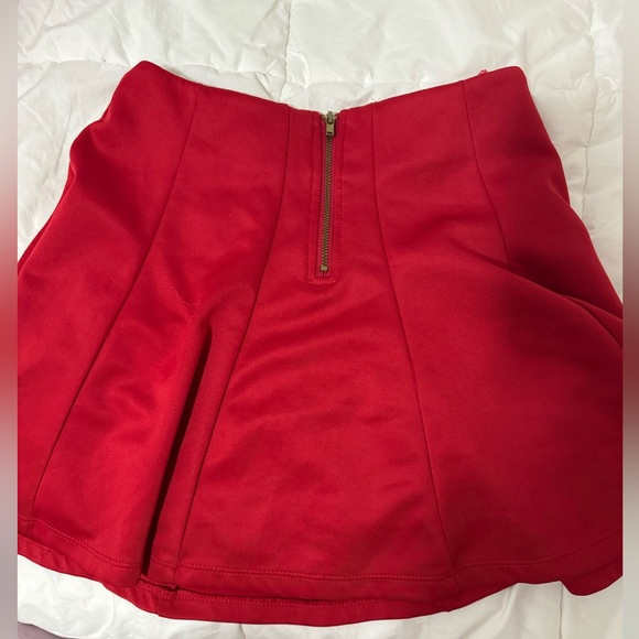 Red pleated skirt - Picture 4 of 4